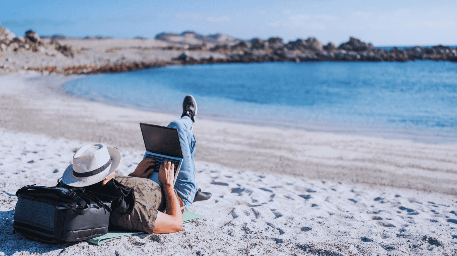 Digital Nomad: Work from the Beach – Destinations with the Best Wi-Fi and Lifestyle (Ultimate Guide)